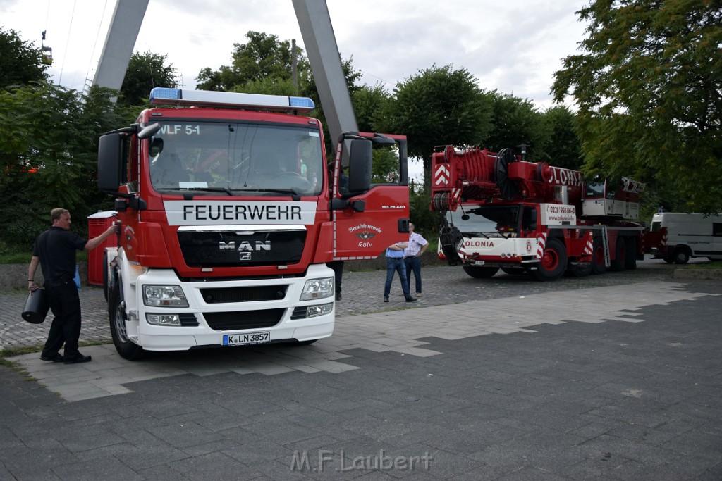 Koelner Seilbahn Gondel blieb haengen Koeln Linksrheinisch P817.JPG - Miklos Laubert